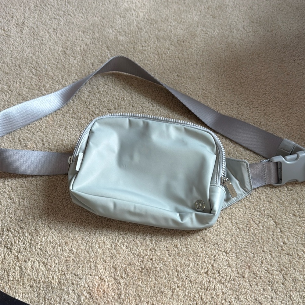 Lululemon everywhere belt bag large